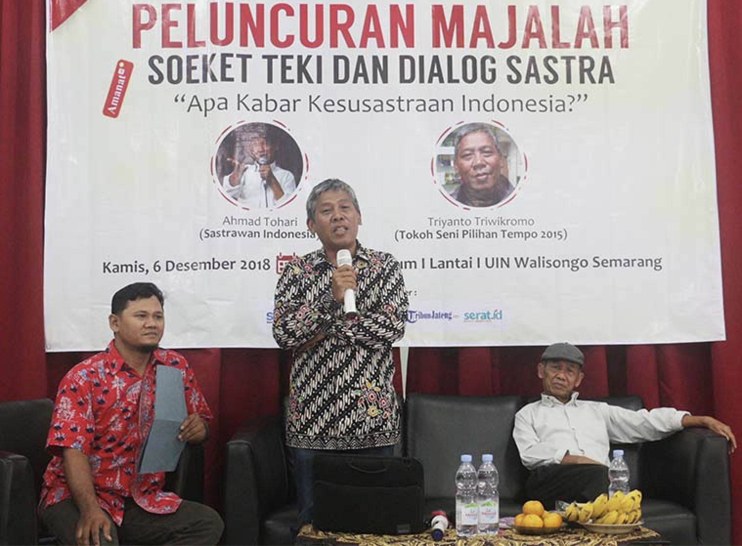 Triyatno Triwikromo saat menjadi pembicara dalam peluncuran majalah Soeket Teki dan dialog sastra bersama Ahmad Tohari di Auditorium I Kampus I UIN Walisongo Semarang, Kamis (06/12/2018)