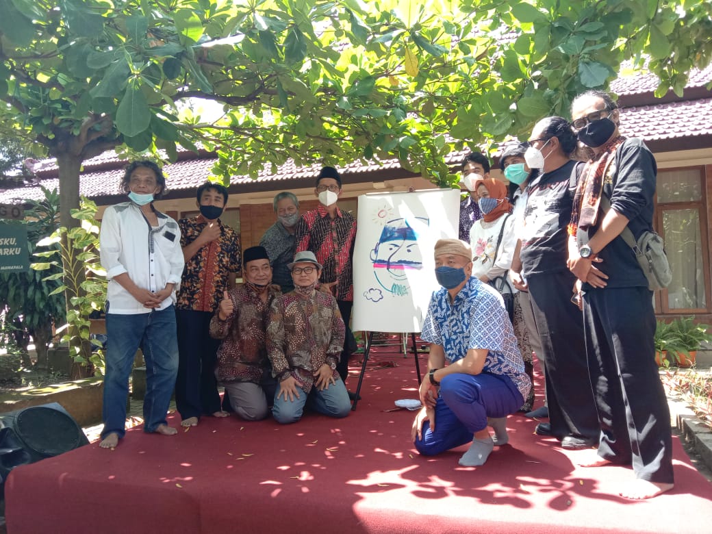 Foto bersama kartunis nasional dengan jajaran dosen fuhum usai peresmian acara Pameran Kartun di depan Galeri Nusantara ISAI Kampus 2 Fuhum, Kamis (08/04/2021) (Amanat/Safira)