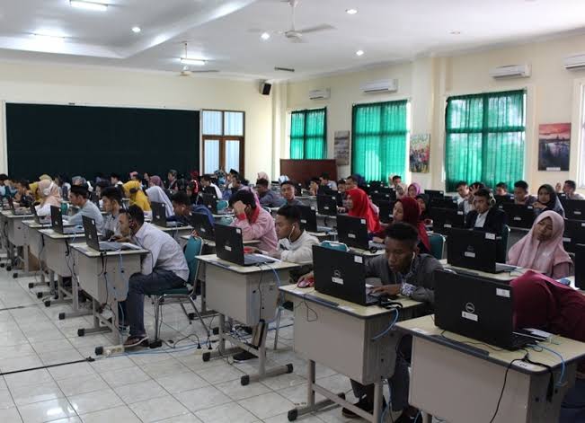 Suasana ujian TOEFL-IMKA di PPB UIN Walisongo.