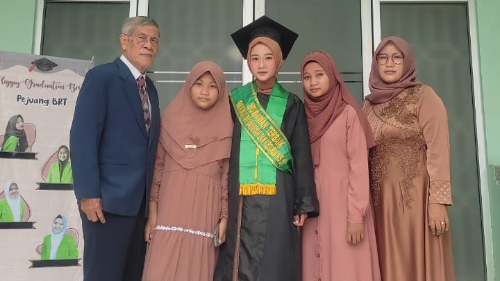 Wisudawan terbaik FITK