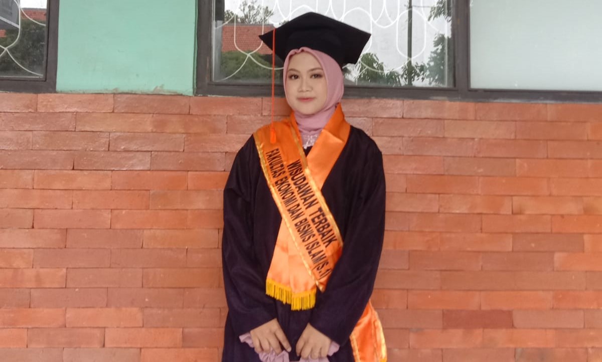 Endah Pratiwi Subagyo wisudawan terbaik FEBI 