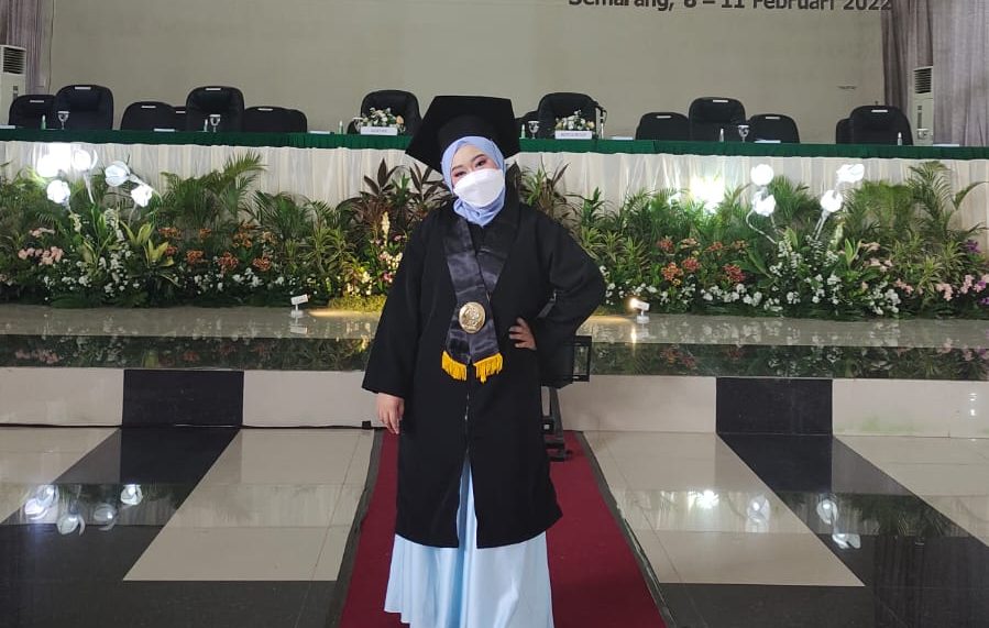 Youla Afifah Azkarrula Wisudawan Terbaik FSH