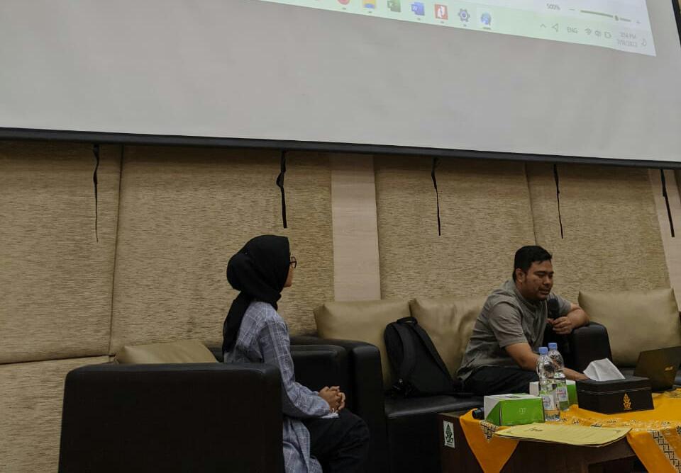 Foto narasumber dalam diskusi pelatihan menulis artikel oleh hmj pmi