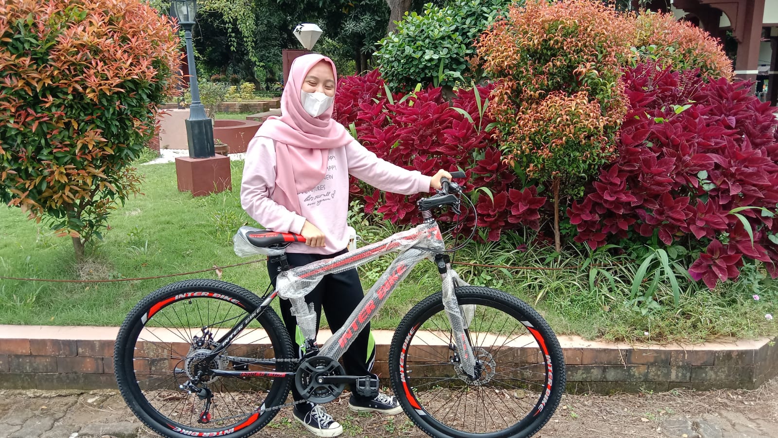 Himma, peraih undian sepeda dalam acara jalan sehat dies natalis ke-52 uin walisongo