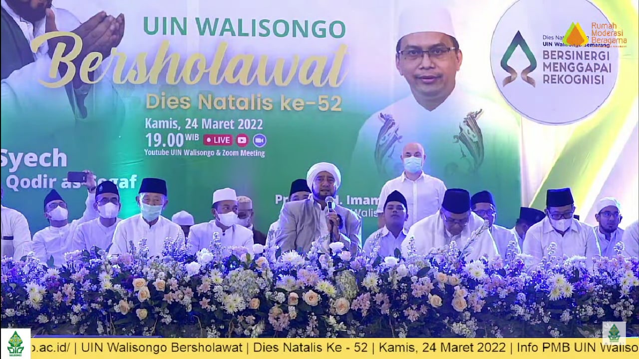 Habib Syech dalam acara UIN Walisongo Bersholawat Malam Puncak Dies Natalis ke-52.