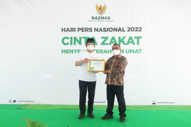 Ketua Umum Baznas Noor Achmad menyerahkan penghargaan kepada Abdul Hakim alumni SKM Amanatpada Anugerah Jurnalistik Baznas 2022 di SCB, Kabupaten Bogor, foto/istimewa
