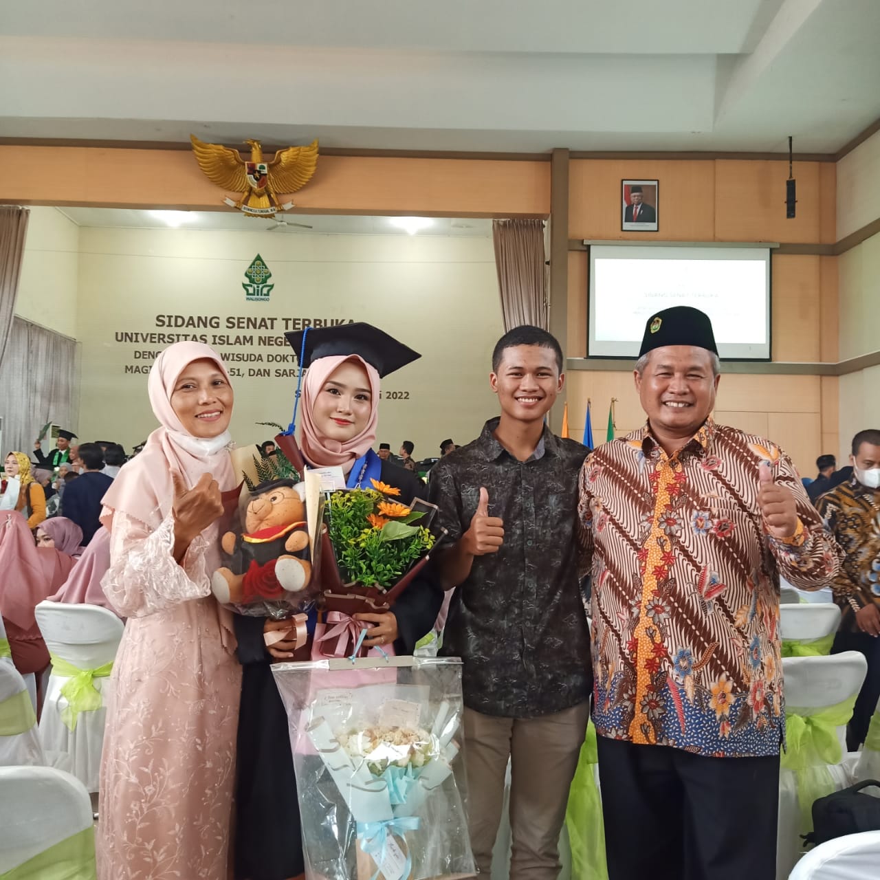 Farras Khirzi Khanifah dan keluarga di Auditorium II Kampus 3 UIN Walisongo, Semarang. Selasa, (24/05/2022)