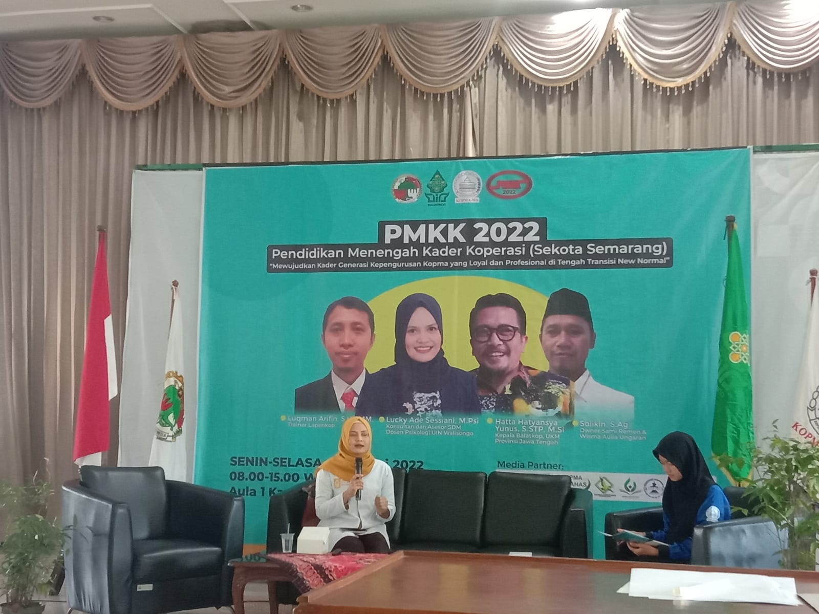 Lucky saat menyampaikan materi di Lantai 2 Auditorium I Kampus 1 UIN Walisongo, Selasa (31/05/2022). (Amanat/Nuke)