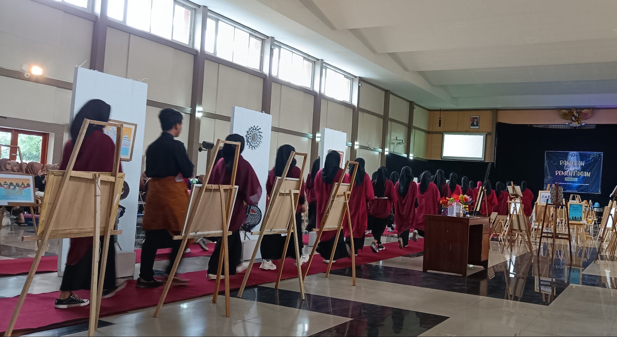 Pagelaran PGMI, UIN Walisongo, Dosen Mengancam Mahasiswa