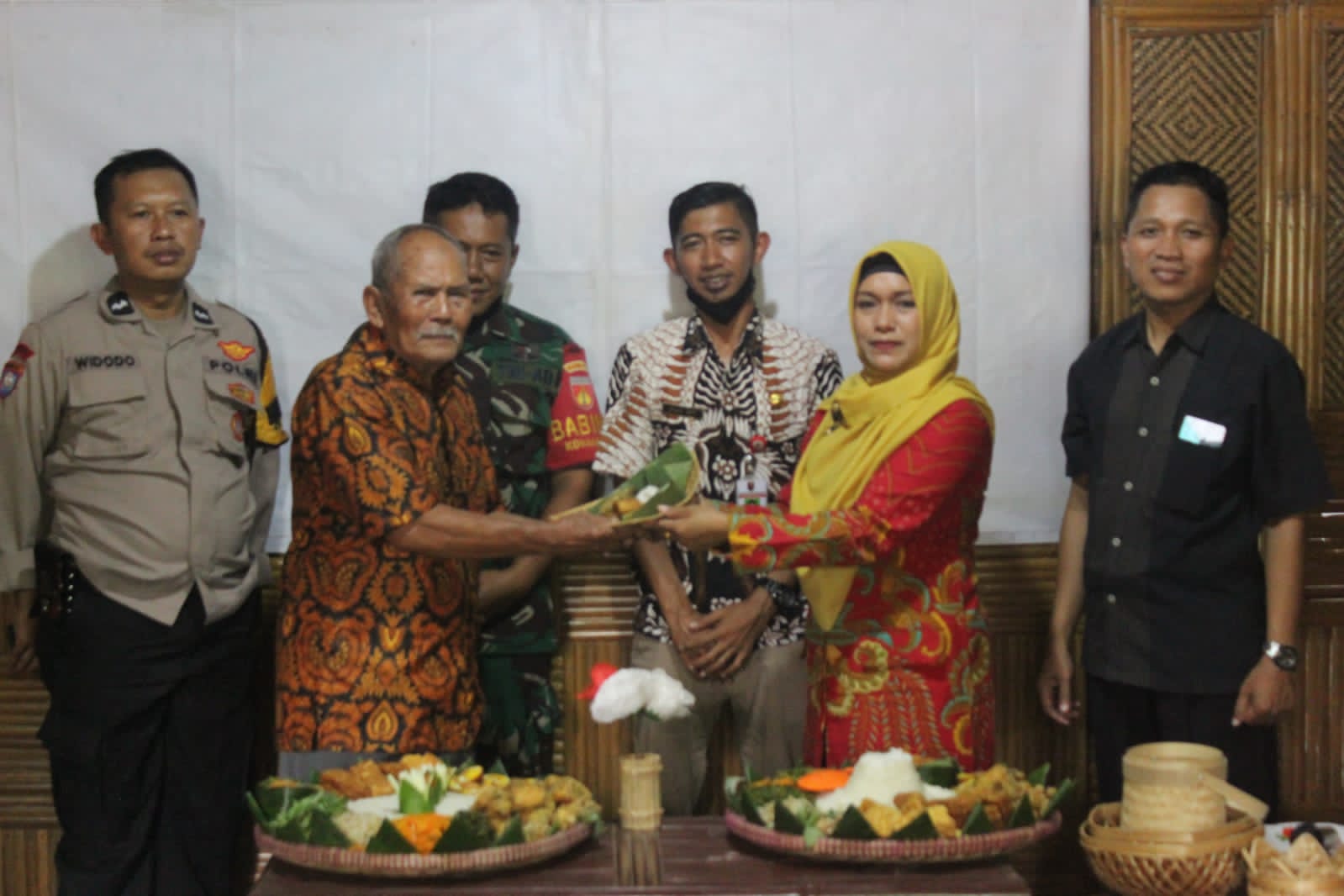 Perangkat Desa Ngadirgo, ketua tim pengabdian Prodi PMI, dan ketua komunitas dalam acara peresmian komunitas "Omah Bambu". Selasa, (02/08/2022). (Amanat/Iklima)