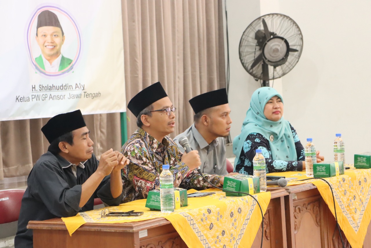 Imam Taufiq, Perwakilan GP Ansor Jawa Tengah, dan Tim WHC dalam acara Workshop Pelatihan Pendampingan PPH dan Sosialisasi Sertifikasi Halal di Walisongo Halal Center Kampus 1 UIN Walisongo, Semarang. Jumat, (26/8/2022). (Dok. Istimewa)