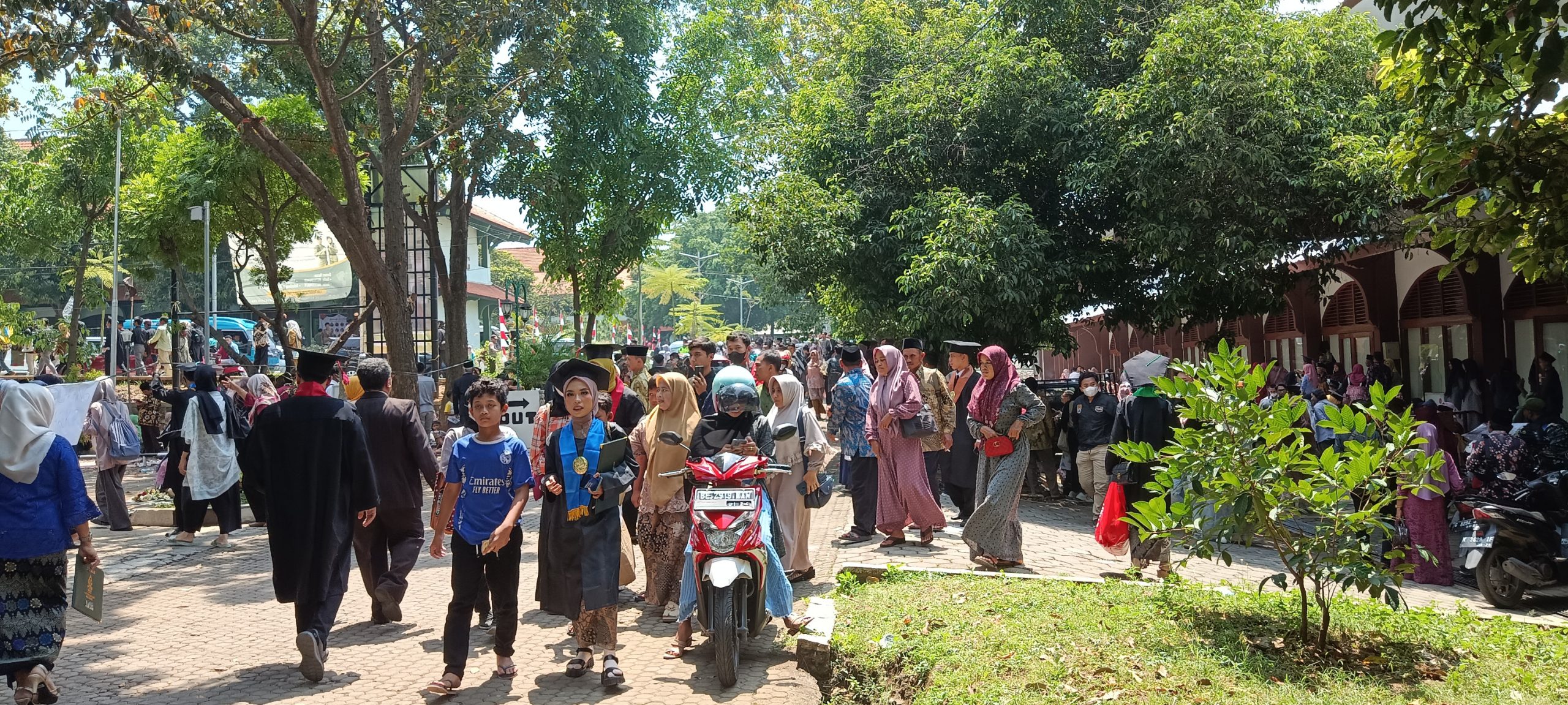 Bebas kendaraan saat wisuda uin walisongo