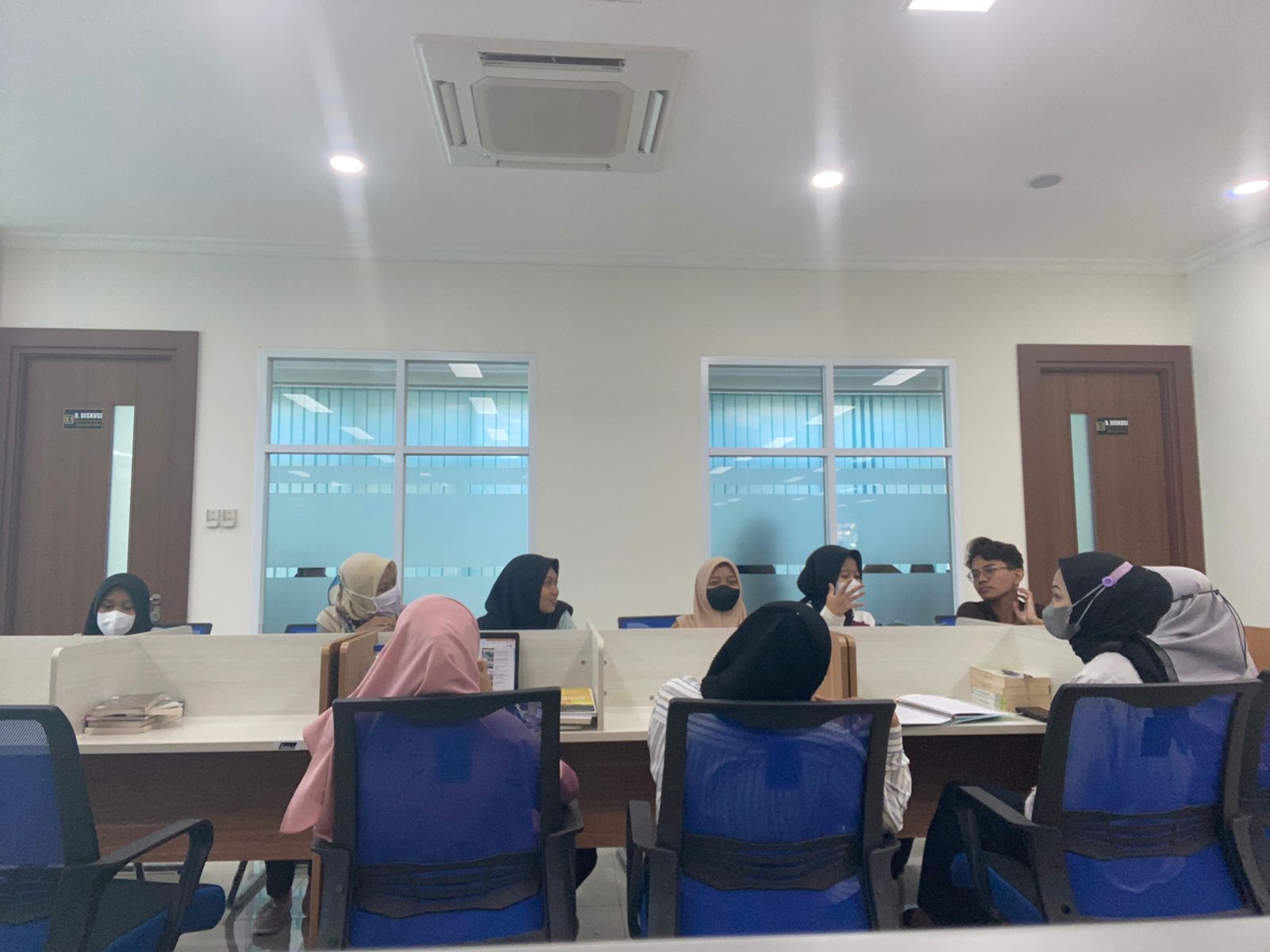 Tampak sejumlah mahasiswa di perpustakaan UIN Walisongo. Selasa, (27/9/2022). (Amanat/Saskia)