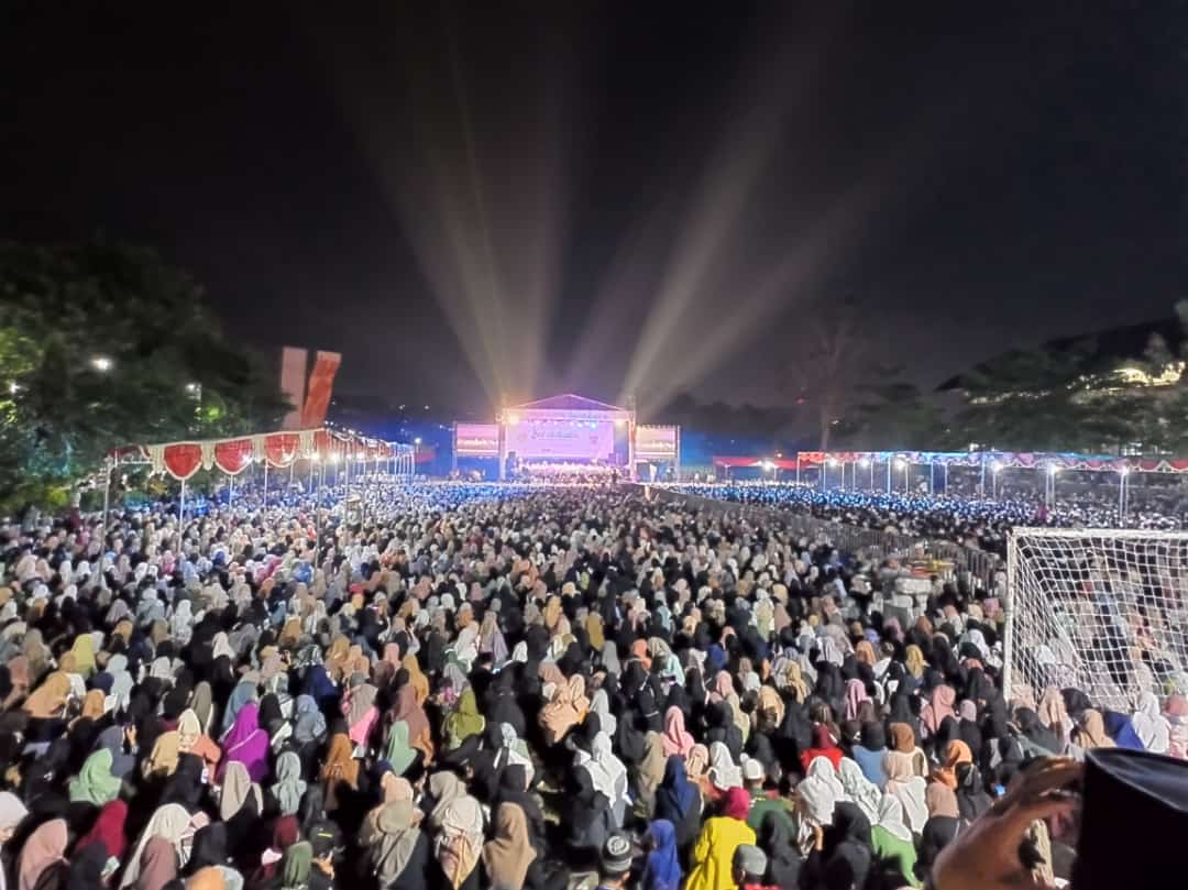 Peserta UIN Walisongo Bersholawat yang tampak membludak di Lapangan Kampus 3, UIN Walisongo, Semarang, Jumat (30/9/2022). (Dok. Istimewa)