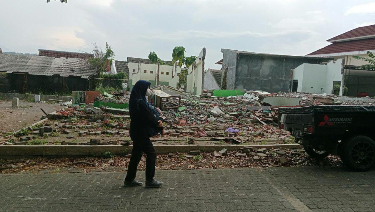 Kondisi gedung kantin Racana pasca dirobohkan. Kampus 2 UIN Walisongo, Semarang, Jumat (30/9/2022). (Amanat/Gojali).