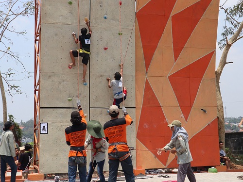 Wall climbing, salah satu cabor korelasi 2022 yang dibatalkan.