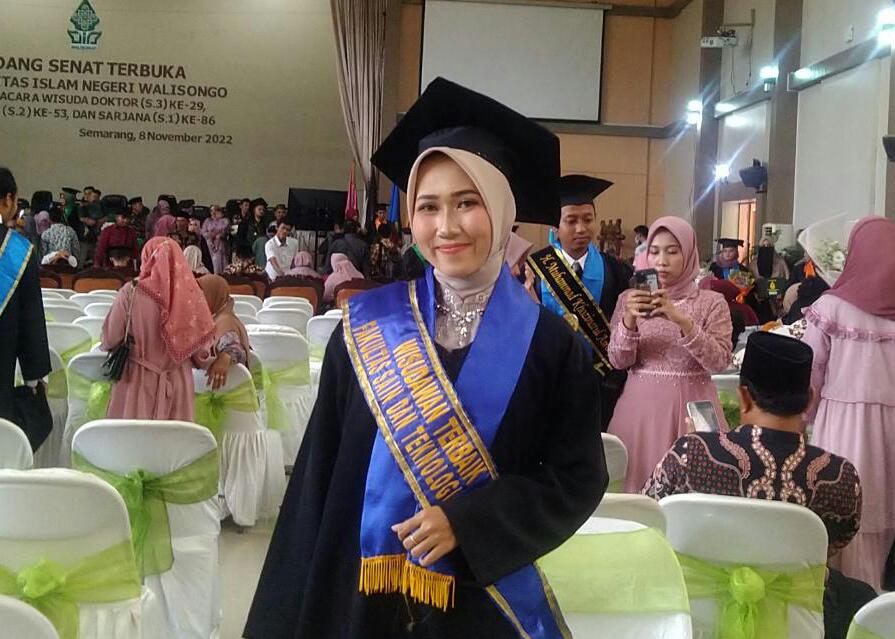 Annisa berpose saat wisuda ke-86 di ruang Auditorium II Kampus 3 UIN Walisongo, Semarang, Selasa (8/11/2022). (Amanat/)