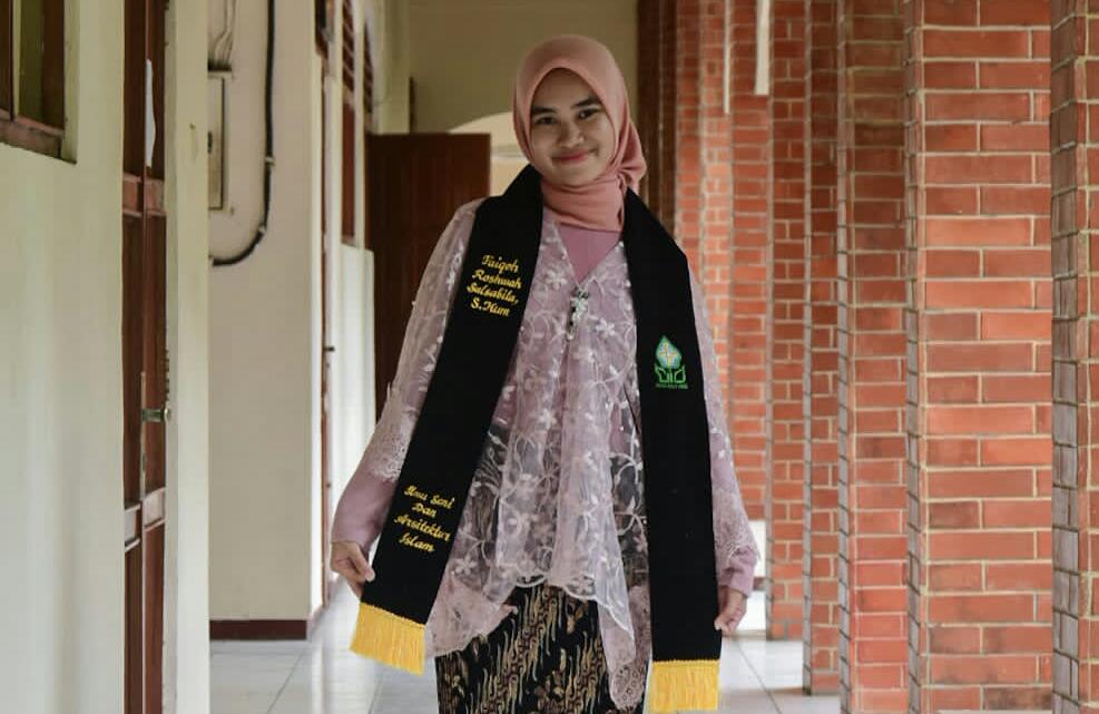 Faiqoh wisudawan terbaik fuhum jurusan isai