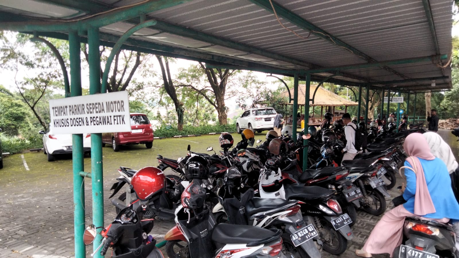 Parkir Dekanat Kampus 2 FITK UIN Walisongo