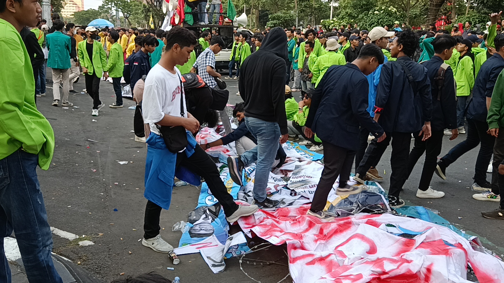 Demonstran Perppu Ciptaker di Gedung DPRD Jawa Tengah 