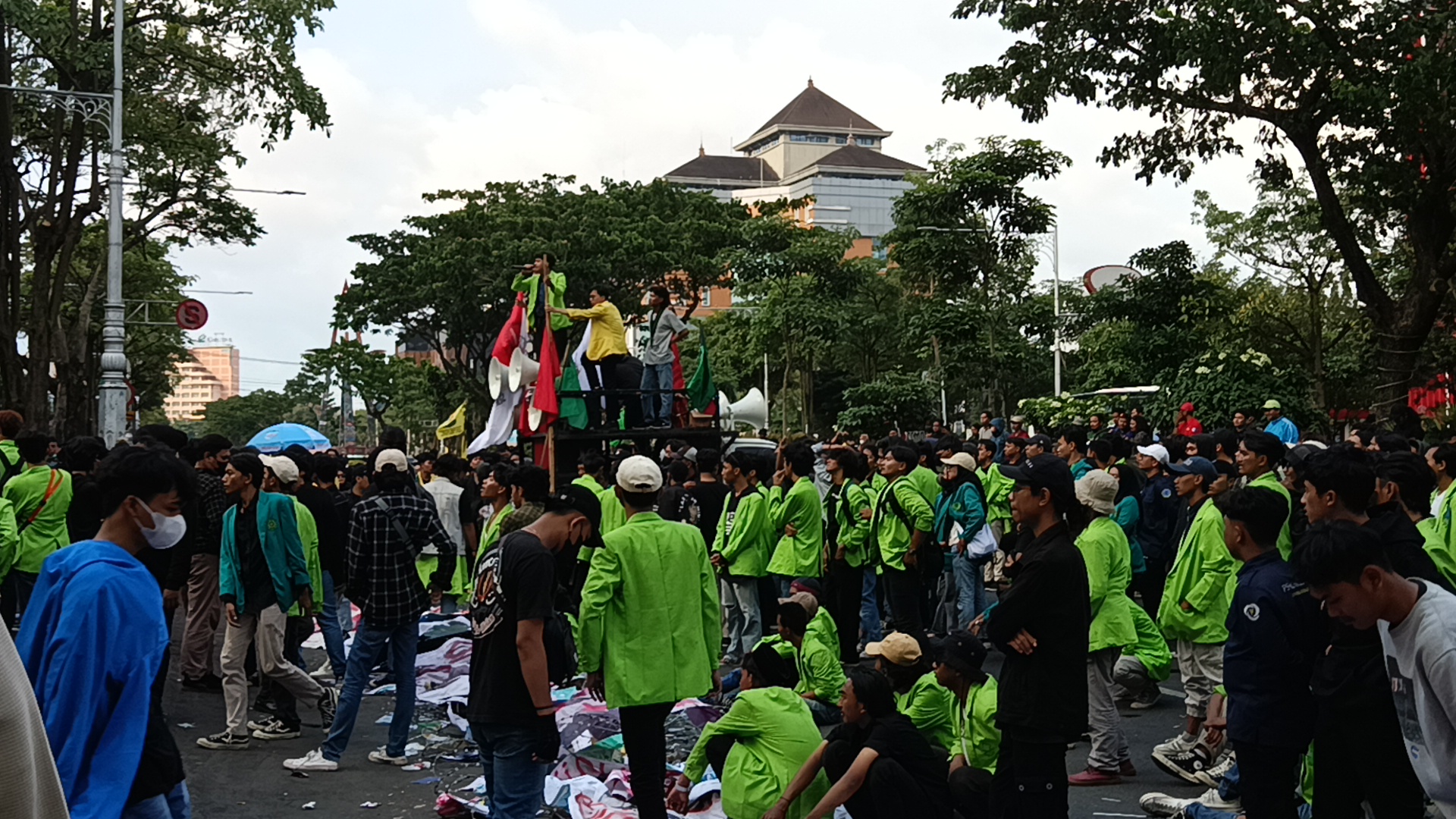 Demonstran Perppu Ciptaker di Gedung DPRD Jateng 