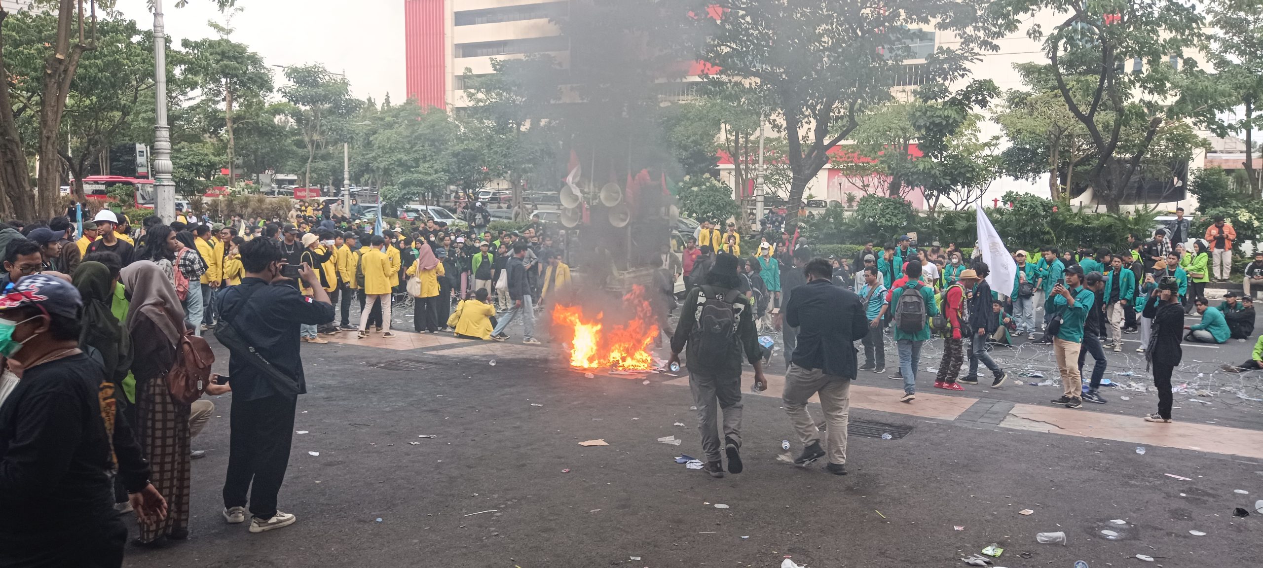 Demonstran Perppu Ciptaker di Gedung DPRD Jateng 