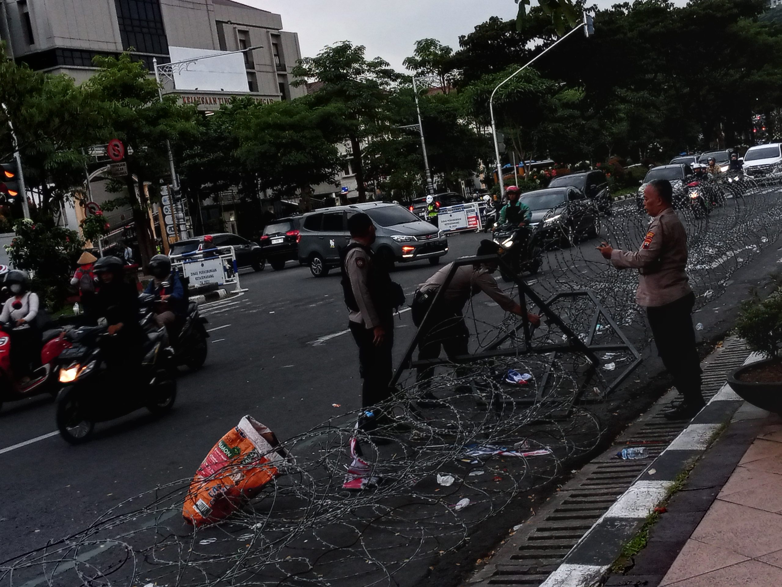 Demonstran Perppu Ciptaker di Gedung DPRD Jawa Tengah 