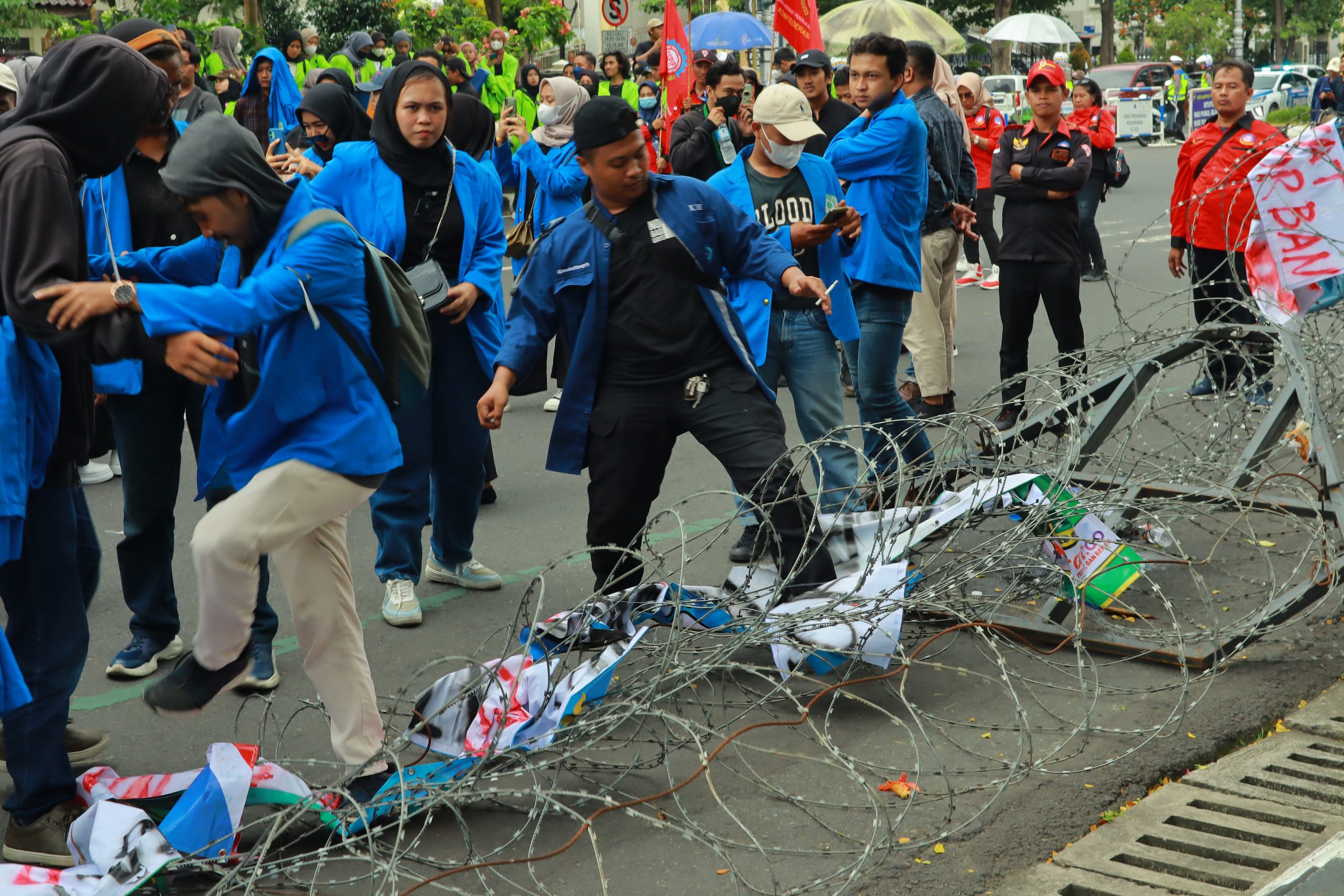 Demonstran Perppu Ciptaker di Gedung DPRD Jateng 