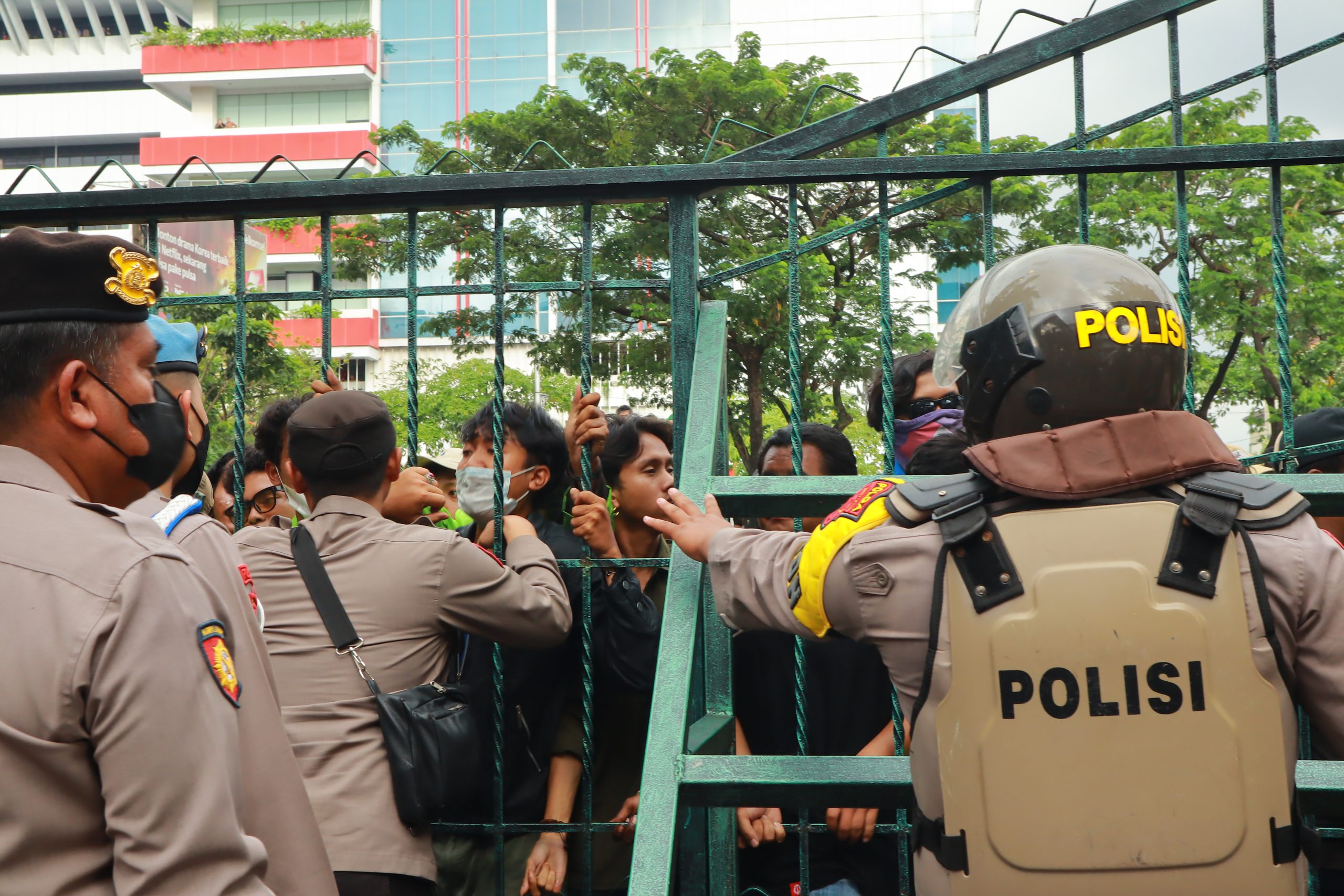 Demonstran Perppu Ciptaker di Gedung DPRD Jateng 