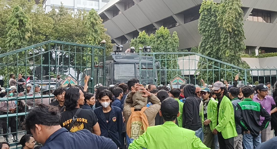 Aksi Tolak Perppu Ciptaker, Aparat Kepolisian