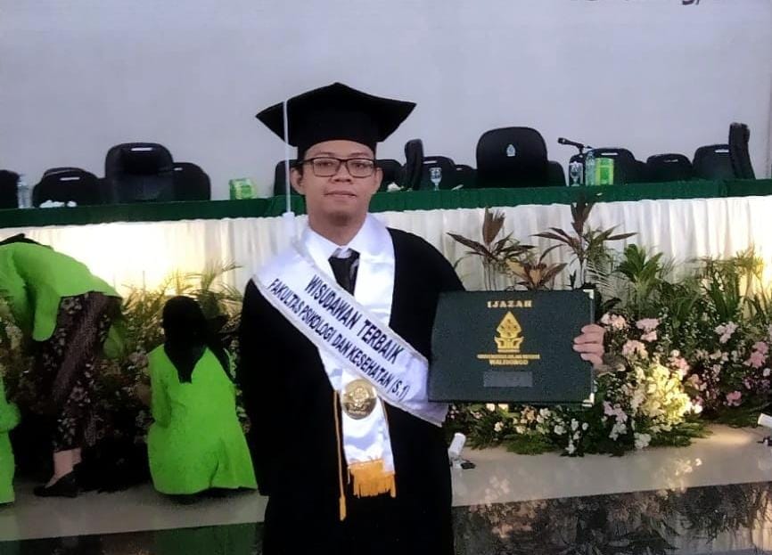 Foto Anindya Raihan Bhagaskara, Wisudawan terbaik FPK UIN Walisongo, Selasa (23/05/2023). (Dok. Khusus).