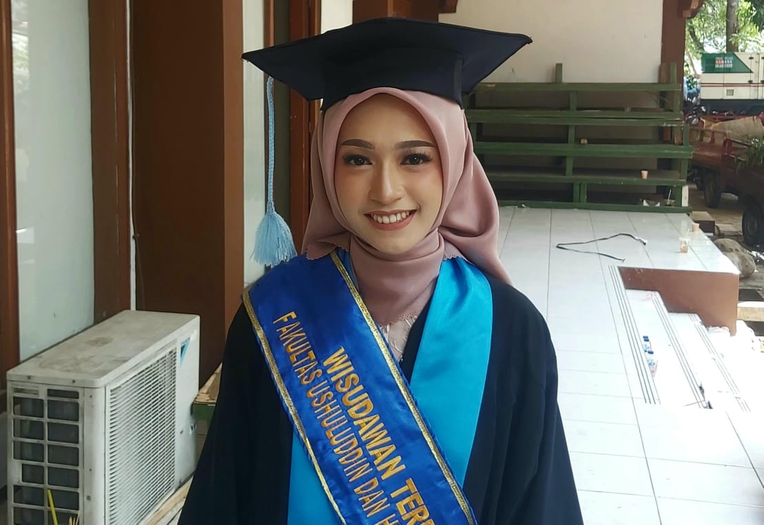 Fakhriatul Azizah, Wisudawan Terbaik FUHum, UIN Walisongo