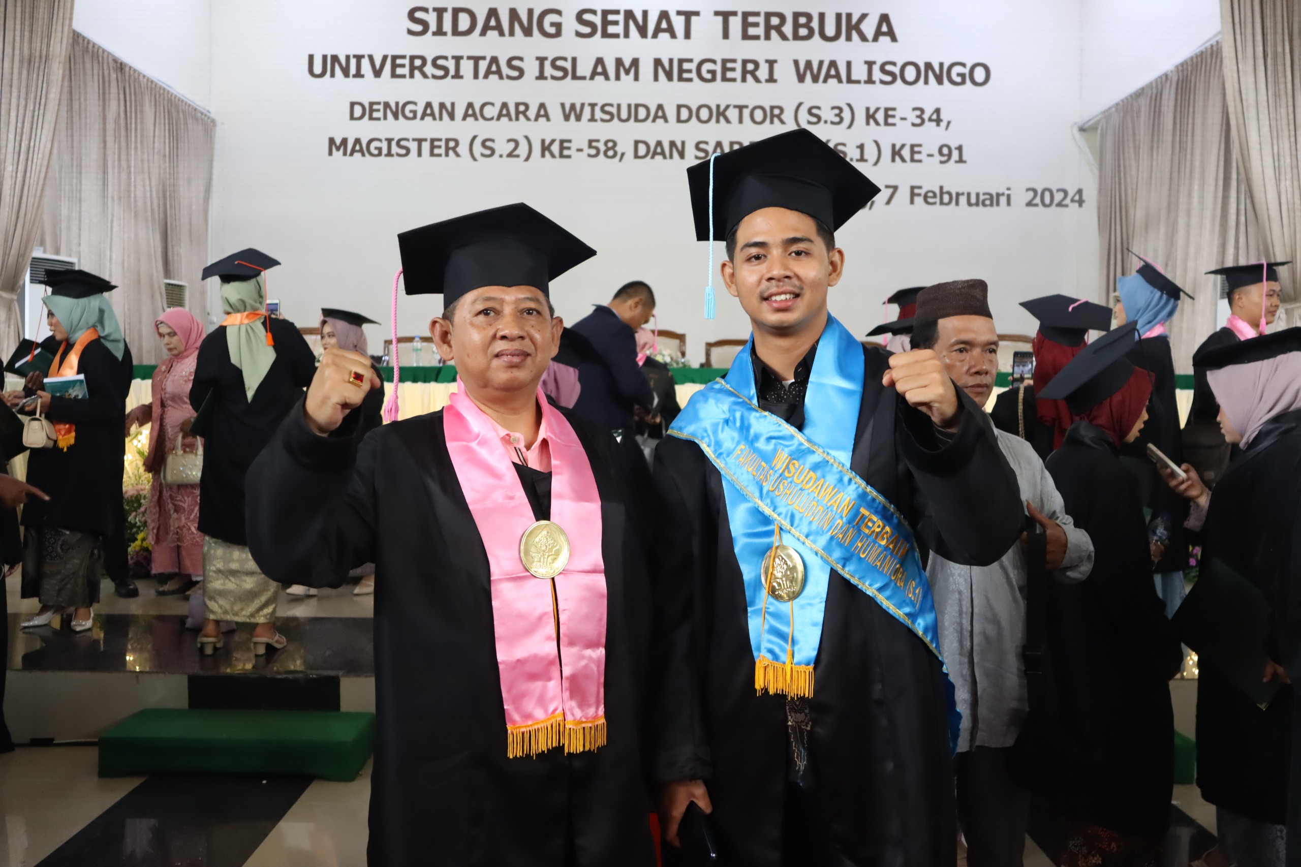 Bapak dan Anak Wisuda Bareng di UIN Walisongo Semarang