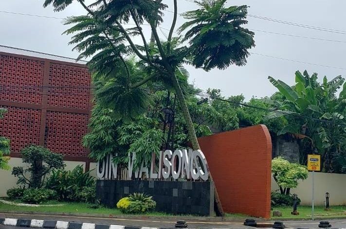 Cuaca Ekstrem, Pohon tumbang, UIN Walisongo, Watermark UIN Walisongo, Pohon tumbang timpa Watermark
