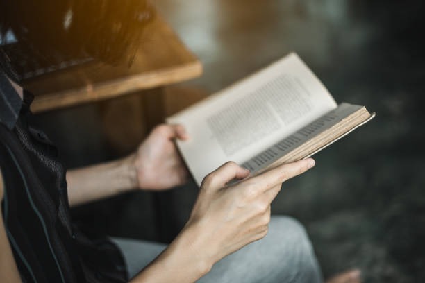 Membaca buku, Tradisi membaca buku, Budaya literasi di Indonesia, Pentingnya membaca buku, Melihat dunia lewat membaca