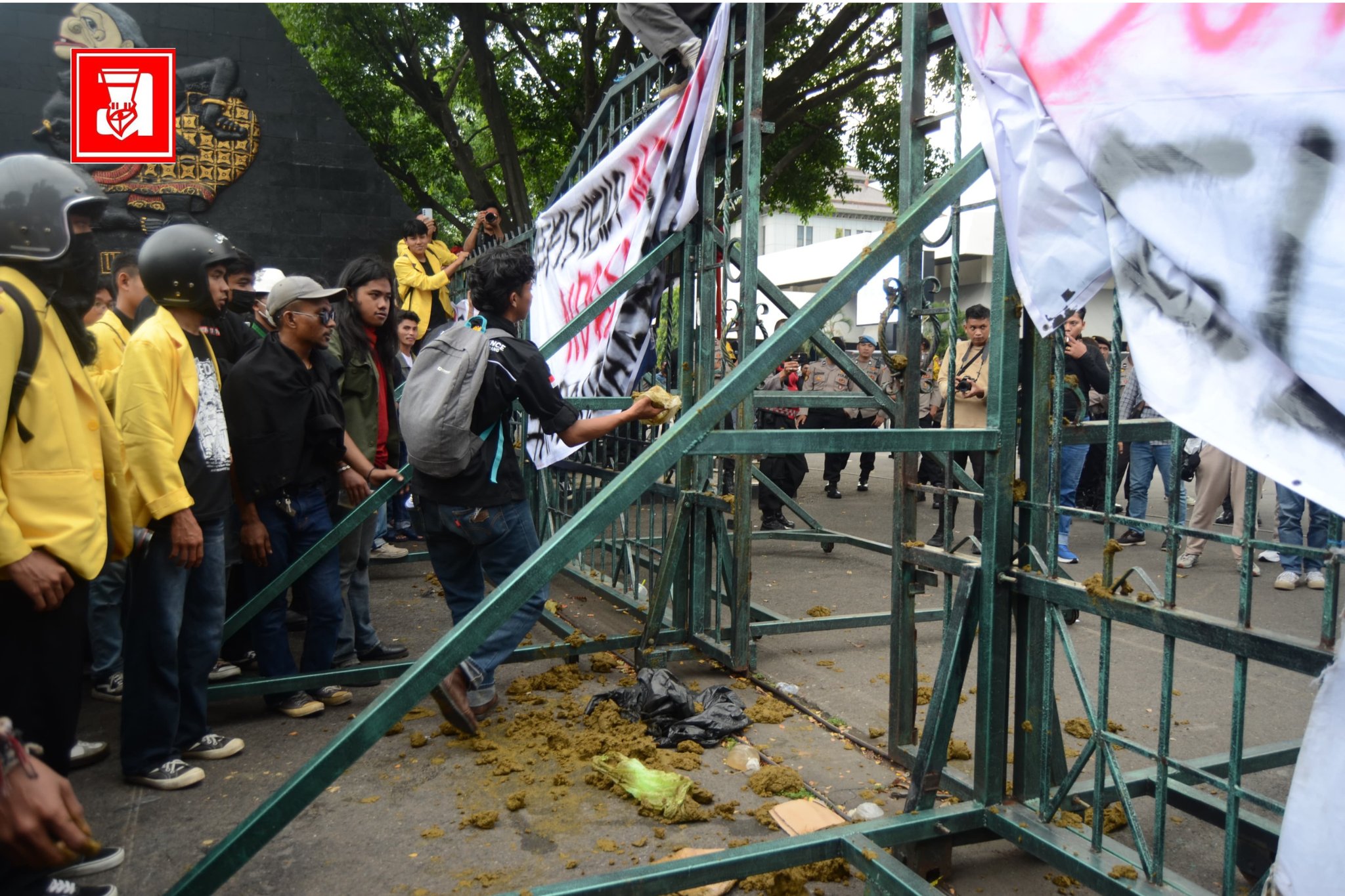 semarang menggugat, demo semarang menggugat, demo dprd jateng, aksi tuntut prabowo gibran, aksi pelemparan kotoran sapi, efisiensi anggaran
