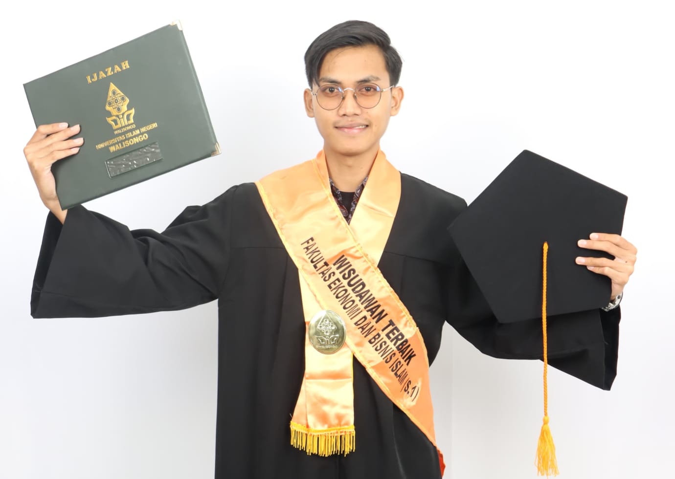 Andika Iswara, Wisudawan Terbaik FEBI, Wisuda UIN Walisongo, Wisuda 2025, UIN Walisongo