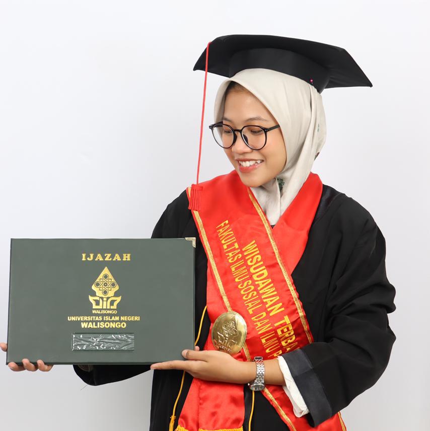 Wisudawan Terbaik FISIP, Wisuda UIN Walisongo, Wisuda 2025, UIN Walisongo, Roafa Nabila Mazin