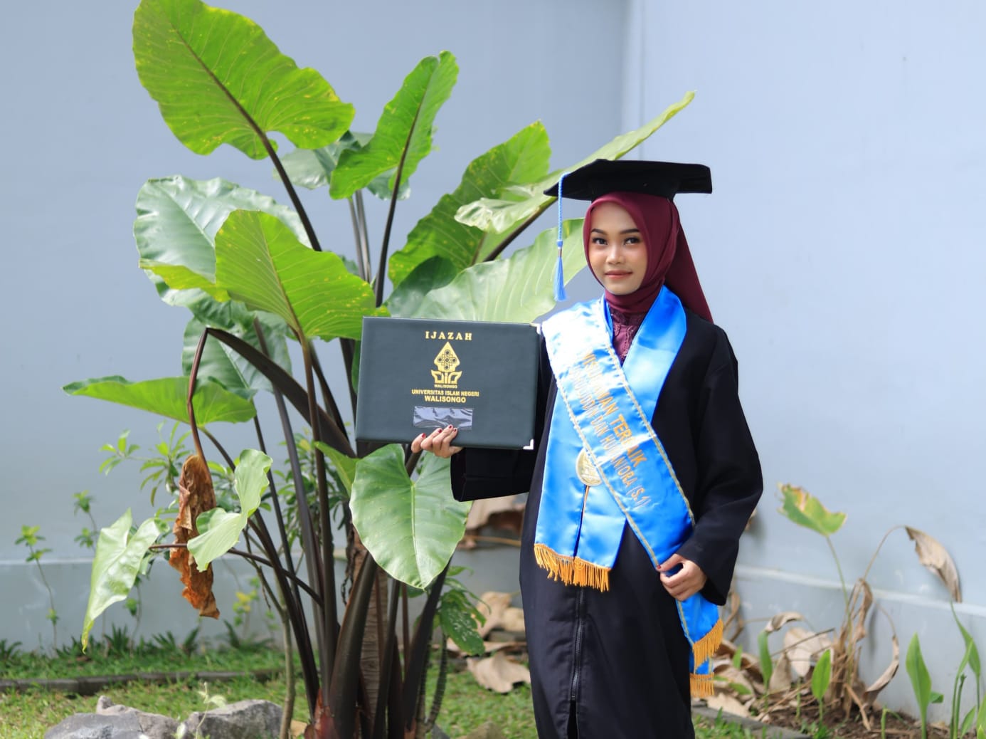 iffah syafaatul arabia, wisudawan terbaik fuhum, wisuda uin walisongo, wisuda ke-96, uin walisongo, pemikiran socrates