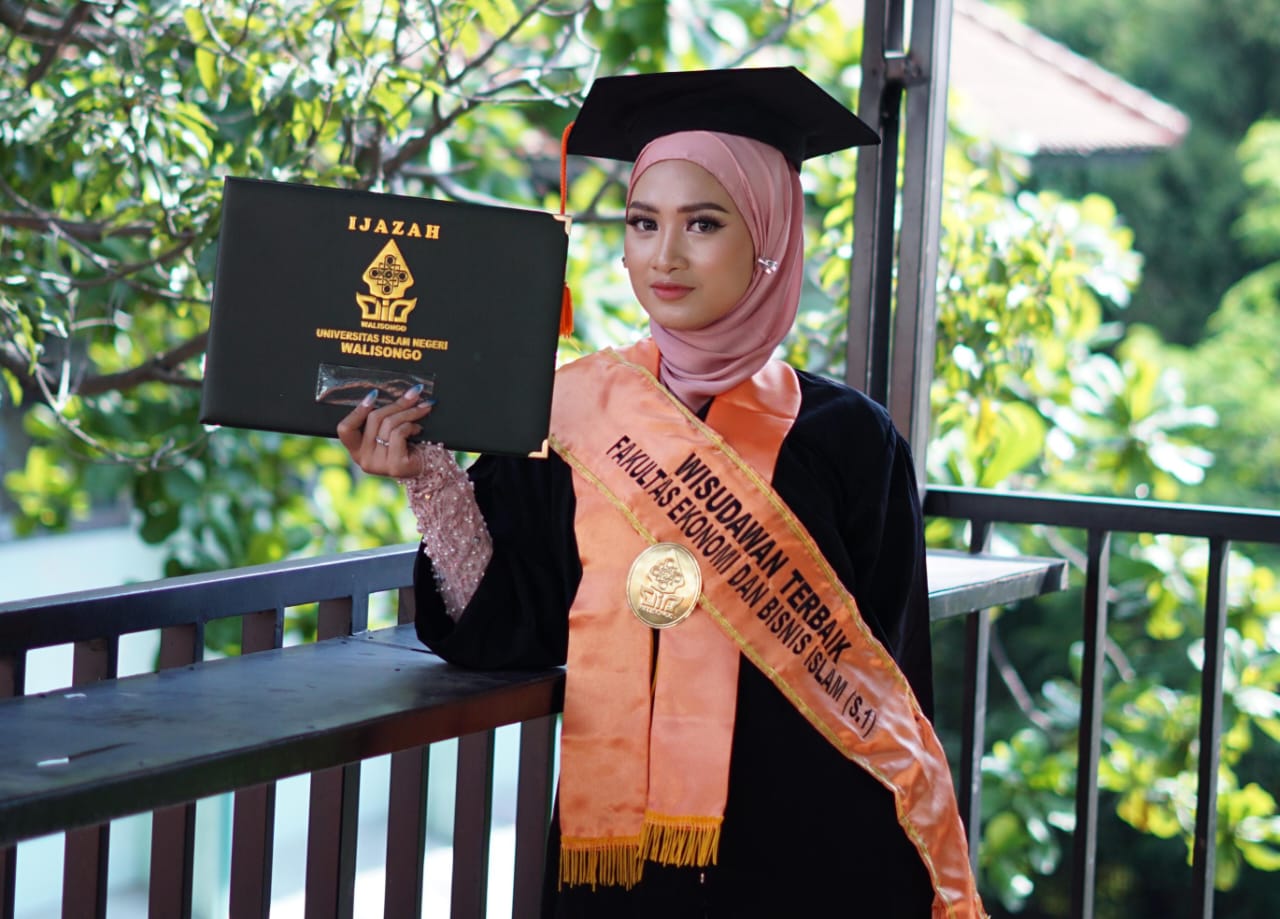 wisudawan terbaik febi, qonita nurun nima, febi uin walisongo, wisuda uin walisongo, uin walisongo, wisuda ke-96