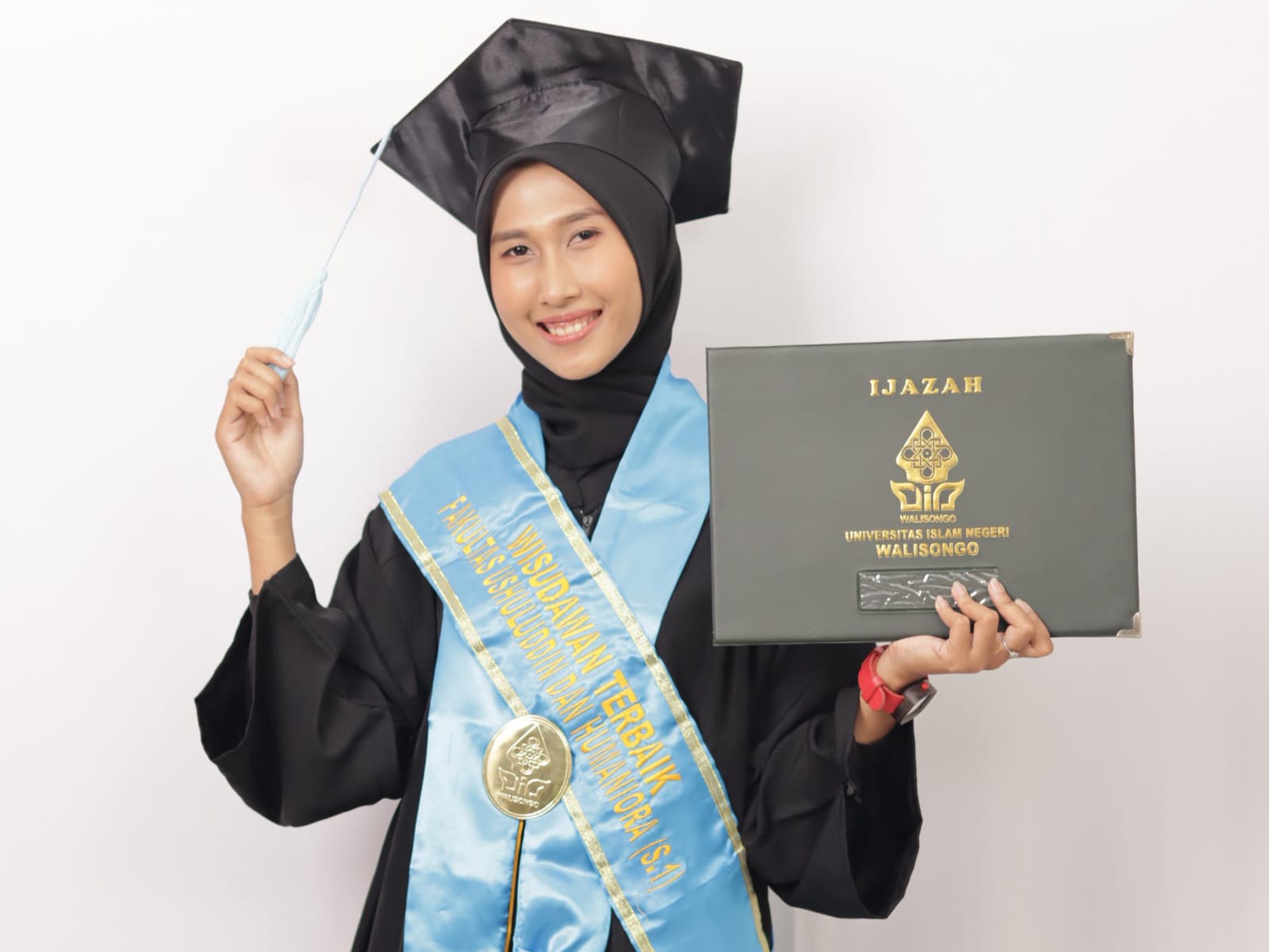 Lusi Resti Anggraini, Wisudawan Terbaik FUHUM, FUHUM UIN Walisongo, Wisuda UIN Walisongo, UIN Walisongo