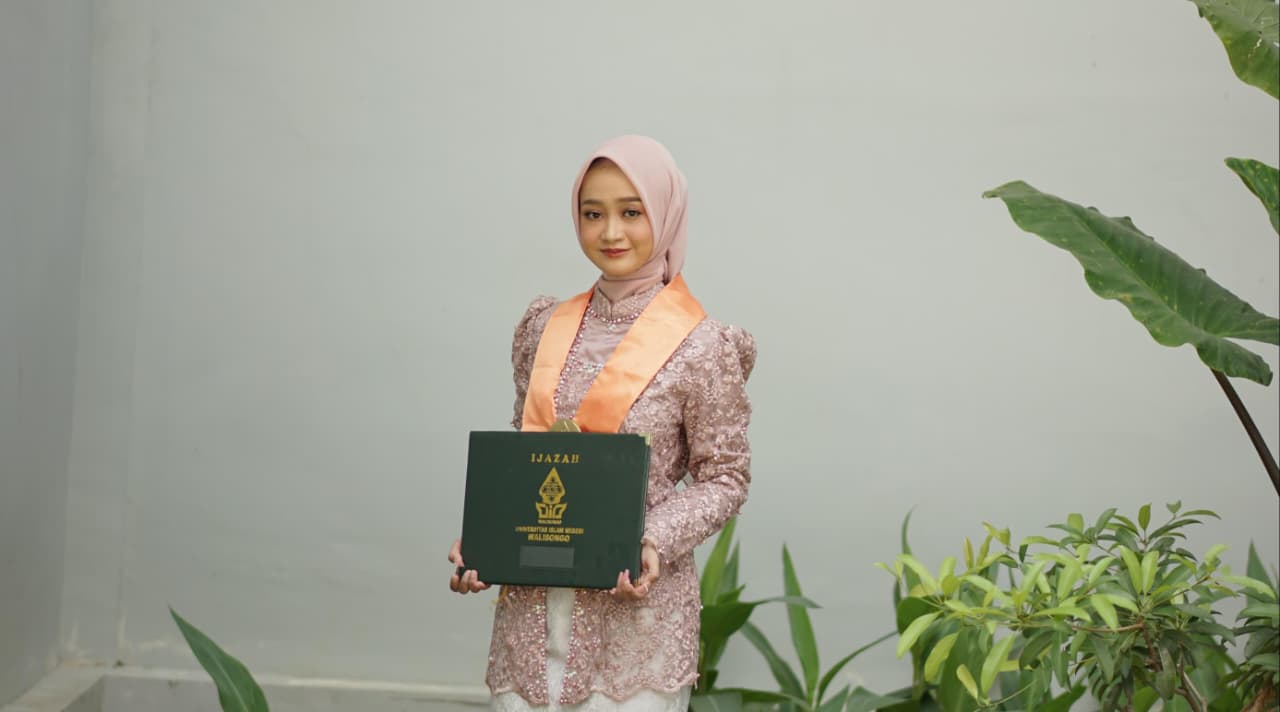 wisudawan terbaik febi, wisuda uin walisongo, risalatul muawanah, uin walisongo, febi uin walisongo, wisuda ke-97