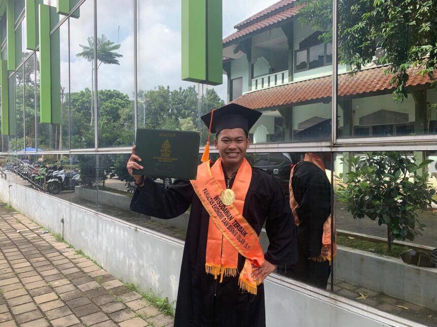 mukhamad aji ikhwanul yunus, wisuda ke-99, wisuda uin walisongo, wisudawan terbaik febi, uin walisongo